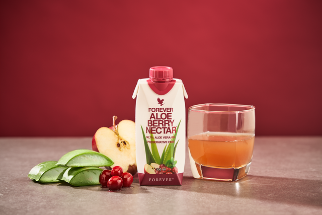 Aloe-BerryNectar-EU-with-Glass-Final.png